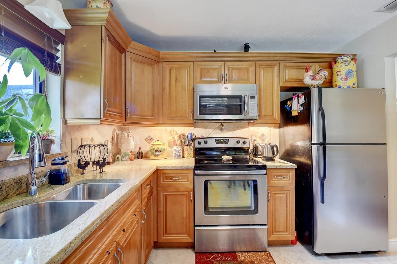 2492 Nw 10th St - Photo 4 of 31