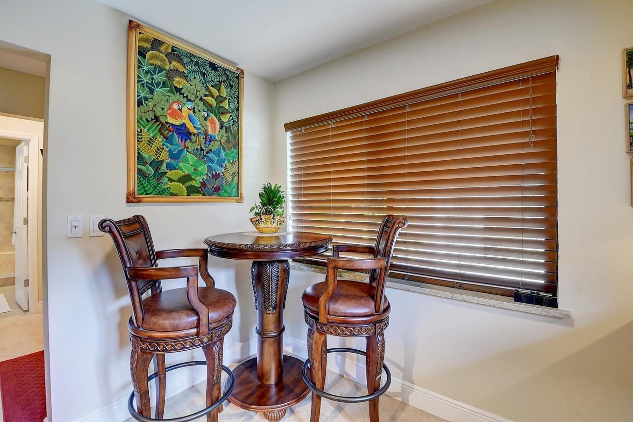 2492 Nw 10th St - Photo 5 of 31