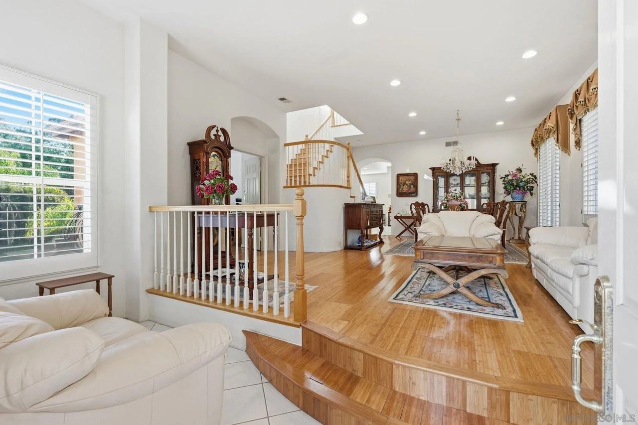 8010 Gilman Ct - Photo 3 of 30