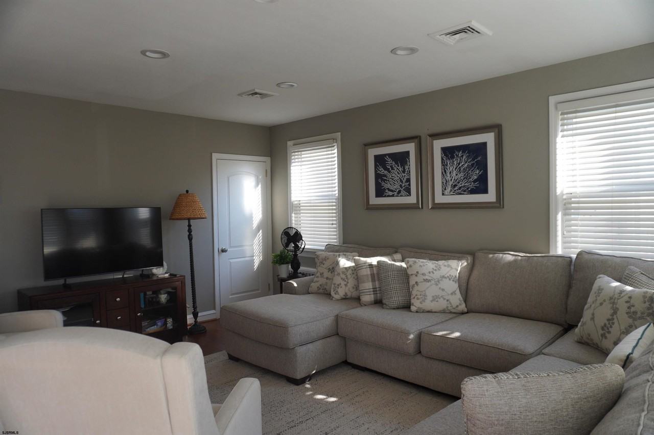 205 N Essex Ave - Photo 5 of 24