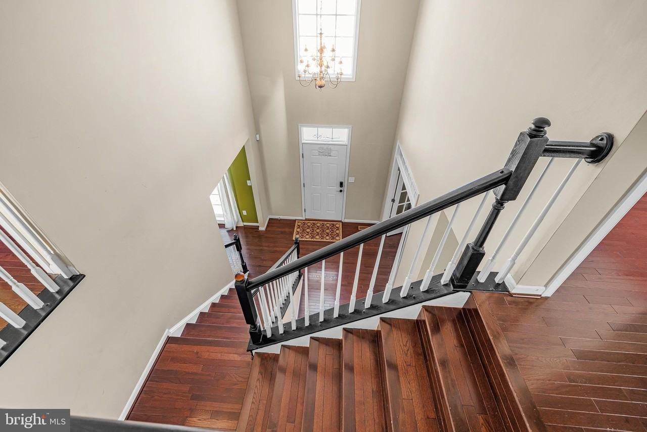 206 Markham Ct - Photo 4 of 37