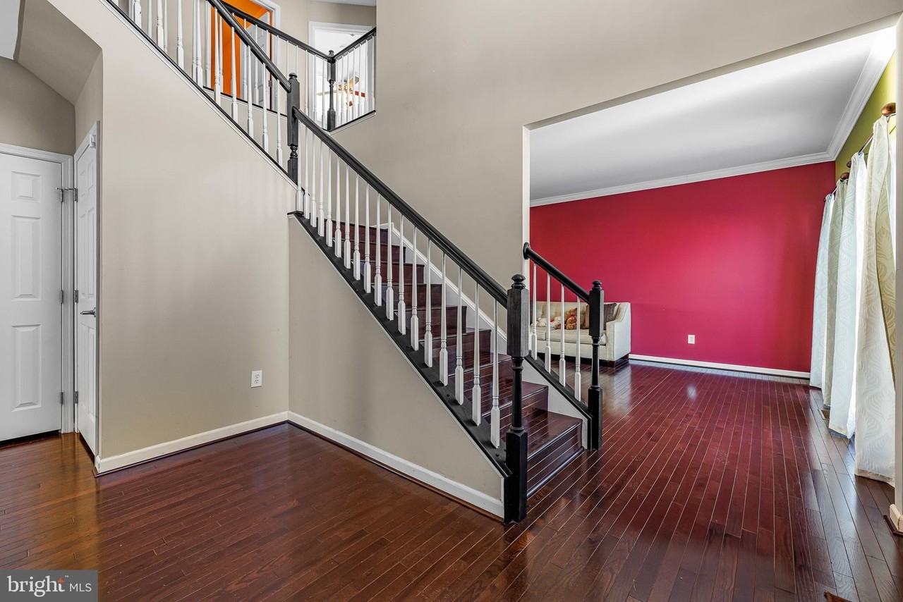 206 Markham Ct - Photo 5 of 37