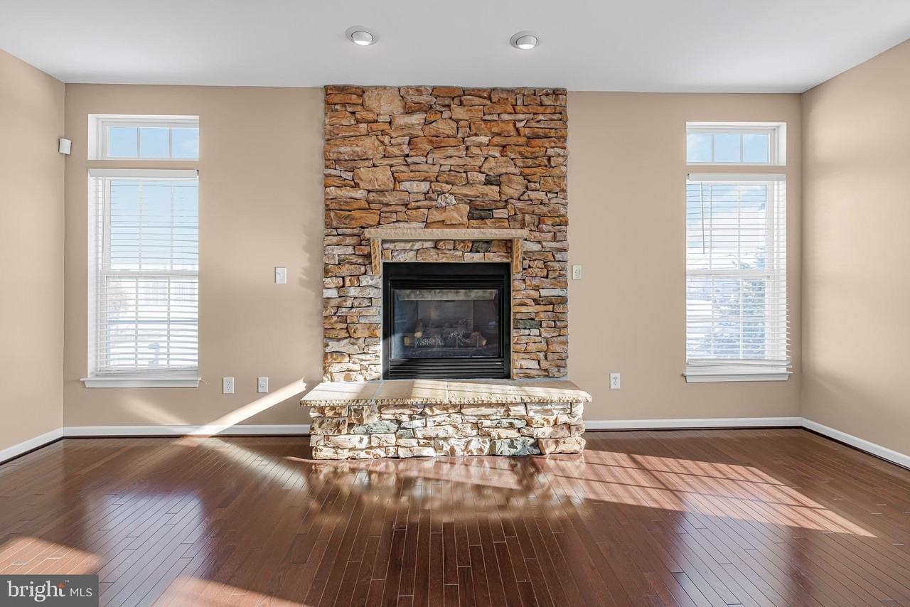 206 Markham Ct - Photo 7 of 37