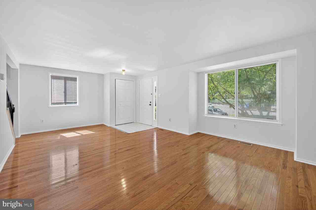 7827 Archbold Ter - Photo 3 of 21