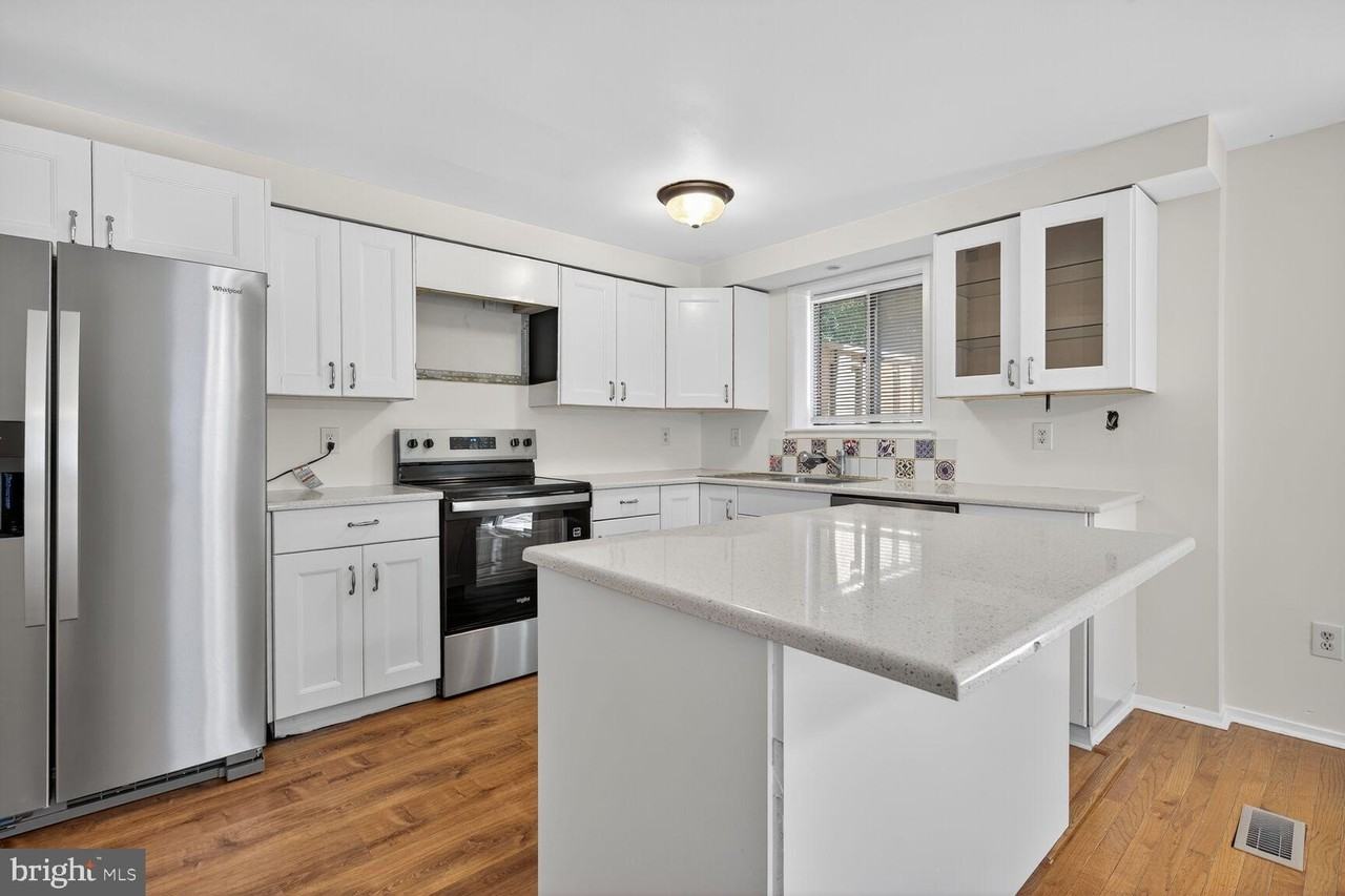 7827 Archbold Ter - Photo 4 of 21