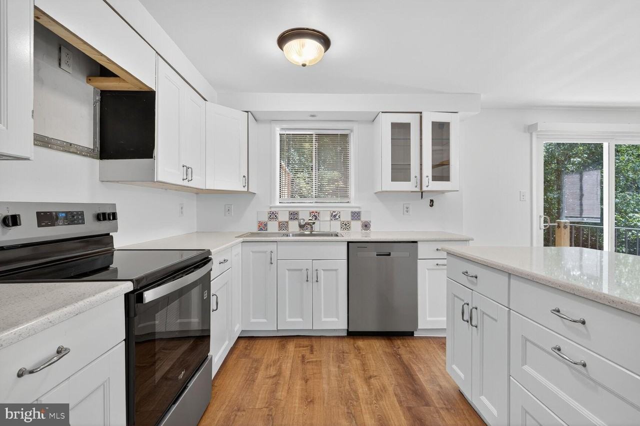 7827 Archbold Ter - Photo 5 of 21