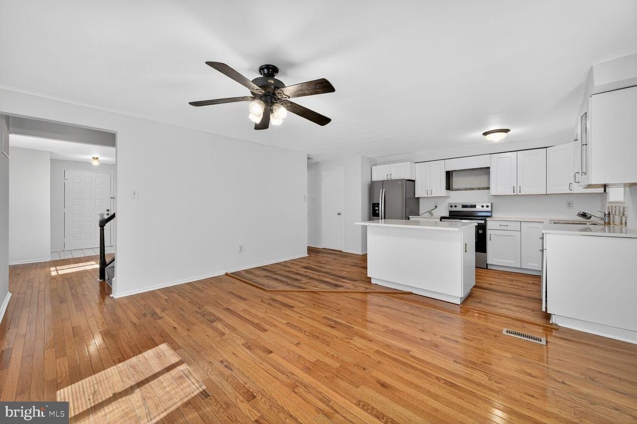 7827 Archbold Ter - Photo 7 of 21