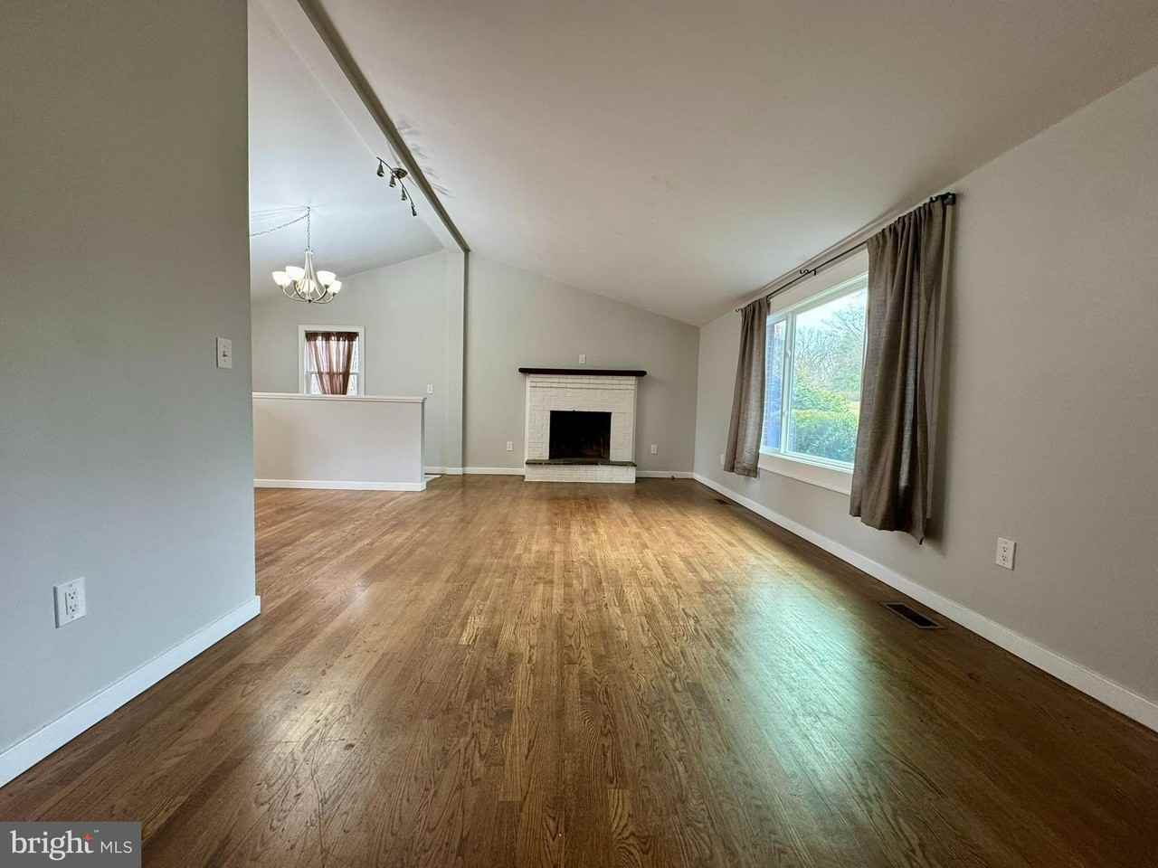 9813 Moyer Rd - Photo 4 of 31