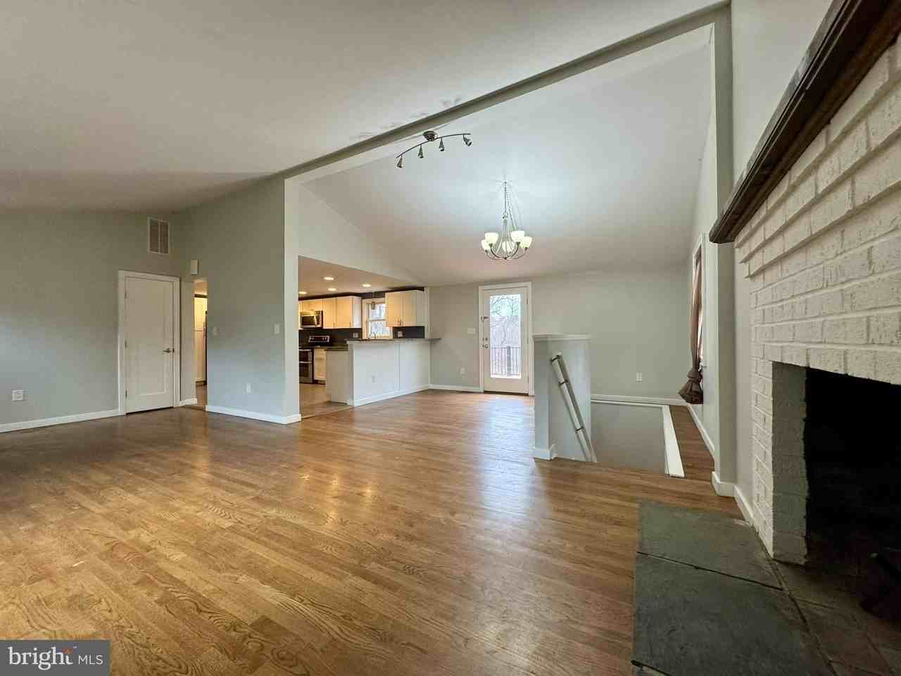 9813 Moyer Rd - Photo 5 of 31