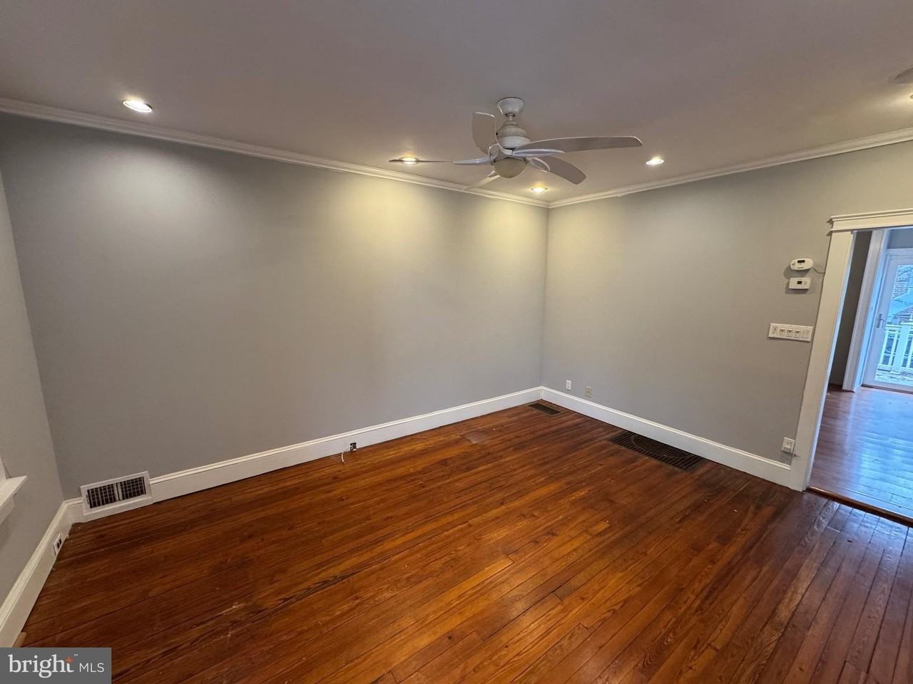 1068 Floyd Ter - Photo 4 of 13