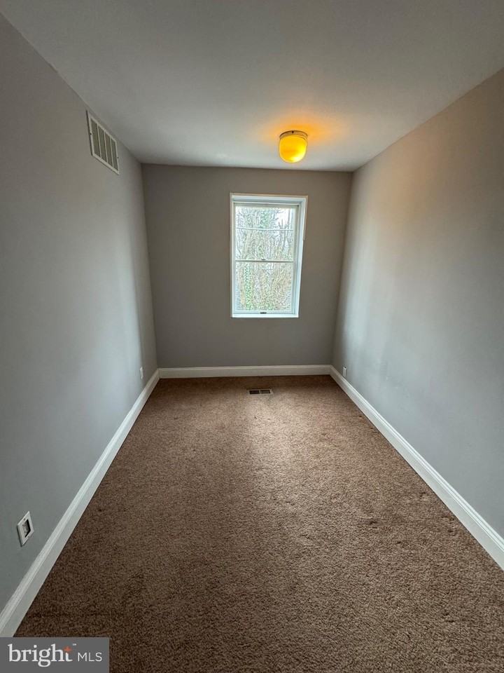 1068 Floyd Ter - Photo 7 of 13