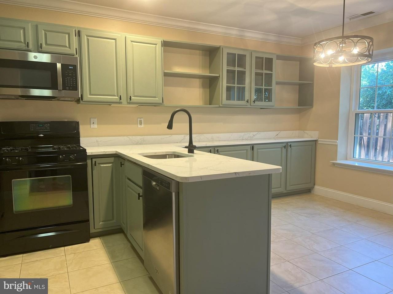 243 Copper Beech Dr - Photo 5 of 15