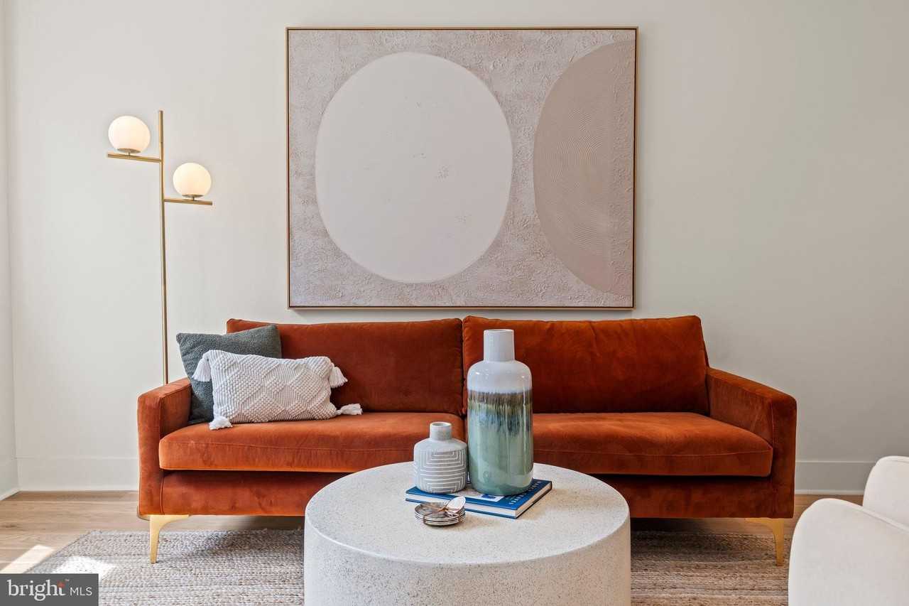 1031 Mercy St - Photo 4 of 34