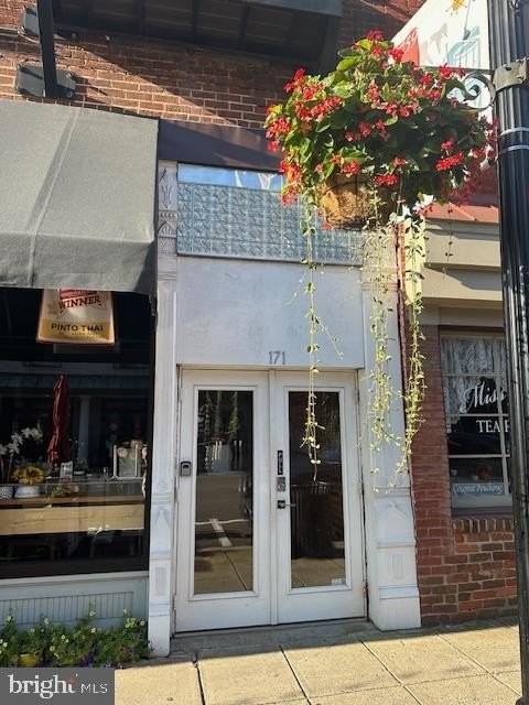 171 E Davis St Apt 200 #200 - Photo 2 of 27