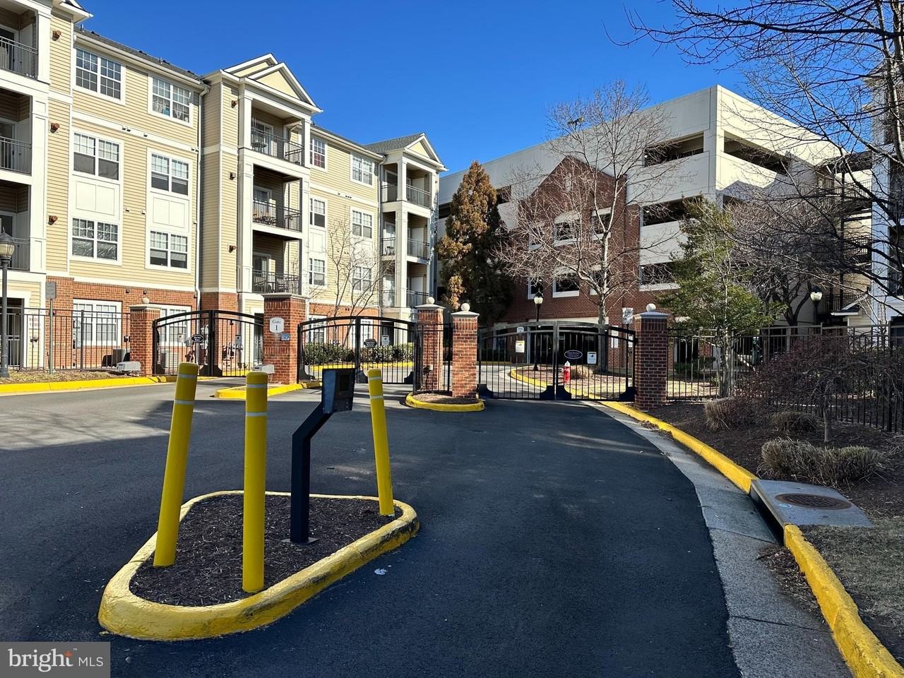 12901 Centre Park Cir Apt 220 #220 - Photo 2 of 49