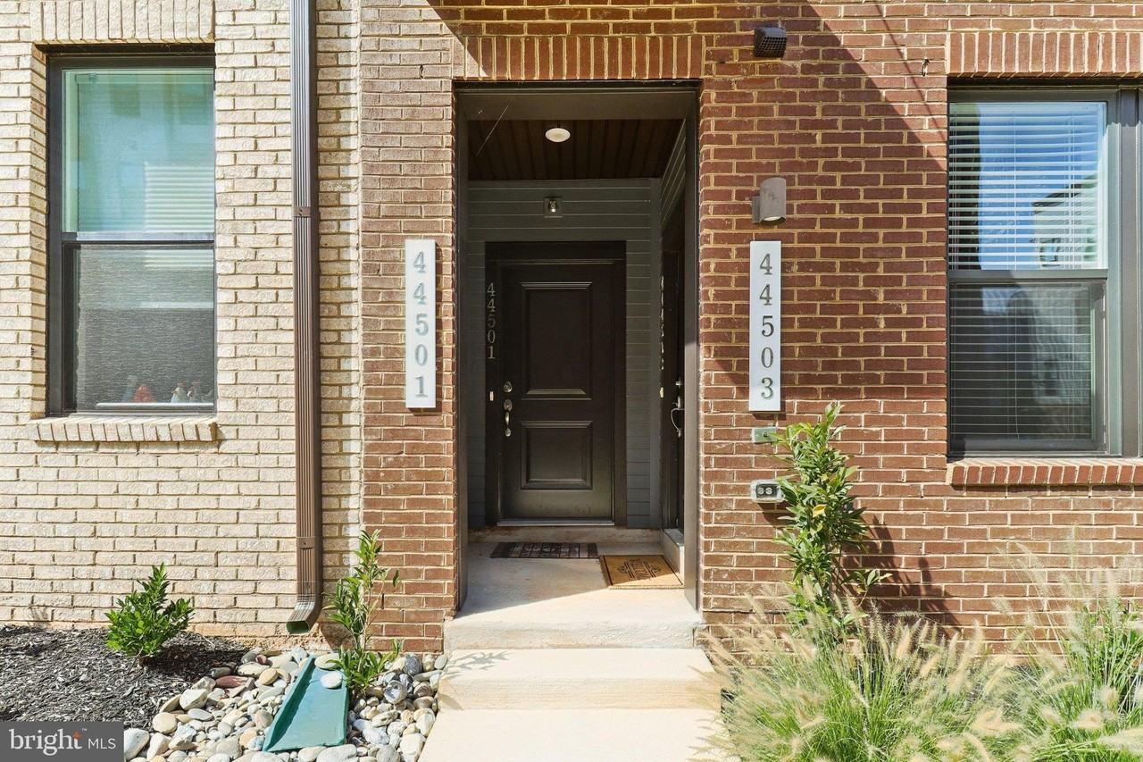 44501 Wolfhound Sq - Photo 2 of 30