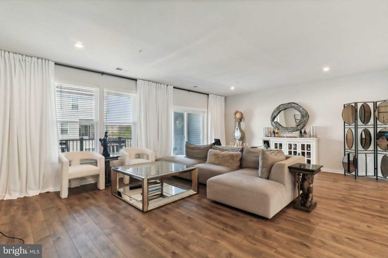 44501 Wolfhound Sq - Photo 3 of 30