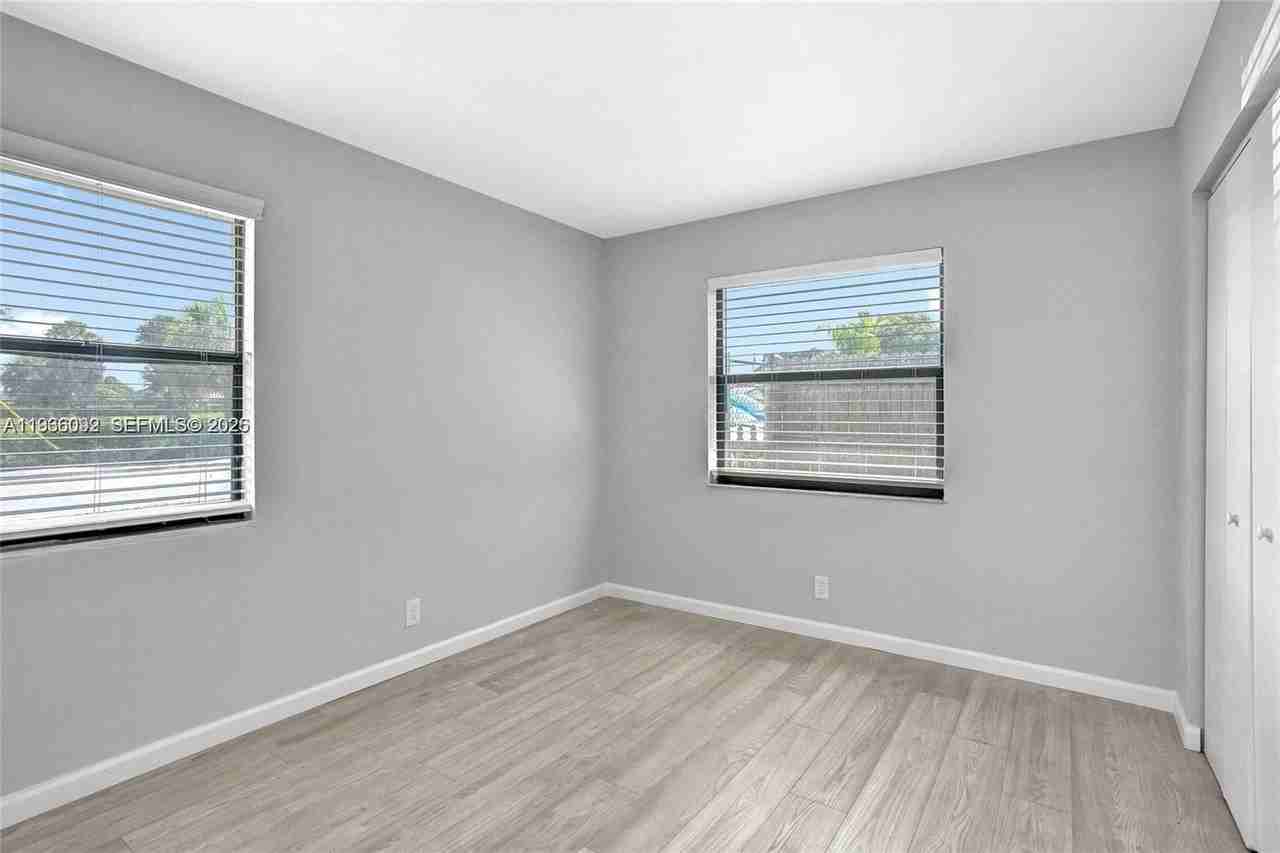 1200 W 31st St #B - Photo 3 of 20