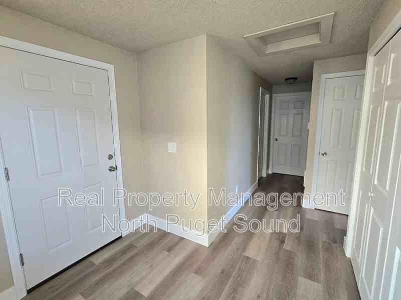 228 N Stillaguamish Ave - Photo 2 of 16