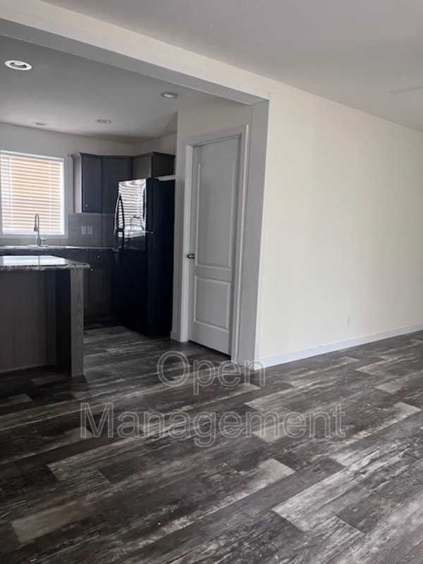 511 E 1st St - Photo 5 of 9