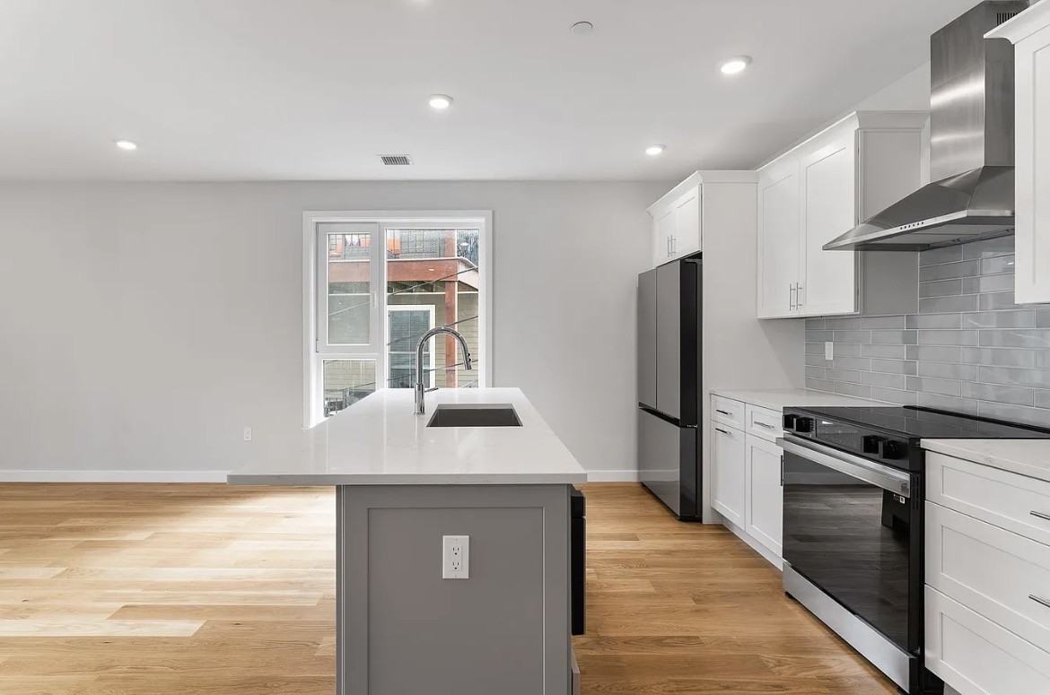 267 Old Colony Ave #204 - Photo 3 of 7