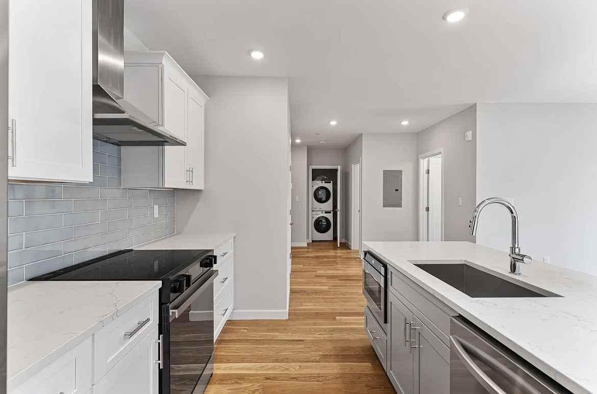 267 Old Colony Ave #204 - Photo 4 of 7