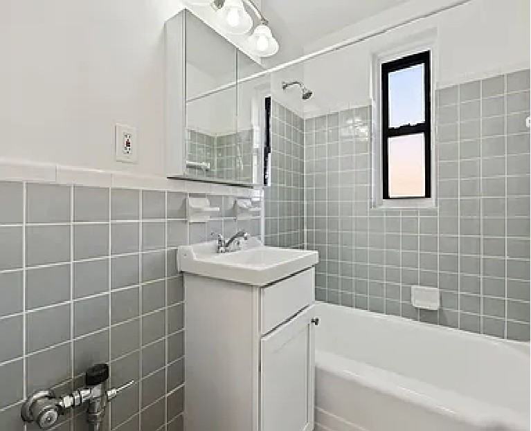 285 E 35th St #7J - Photo 4 of 4