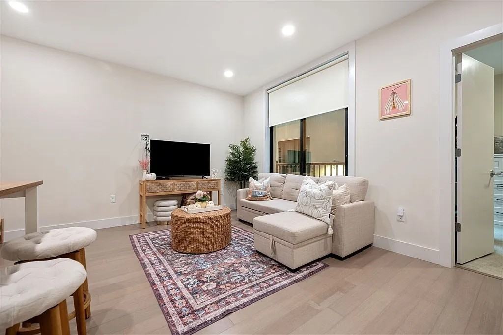 121 Portland St - Photo 2 of 19