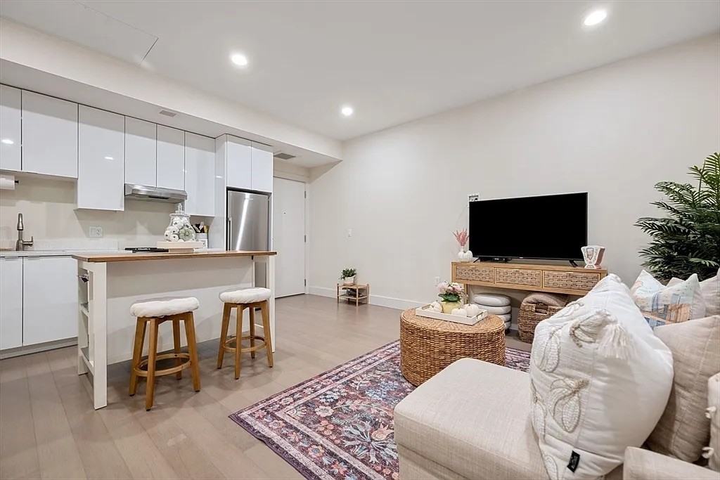 121 Portland St - Photo 3 of 19