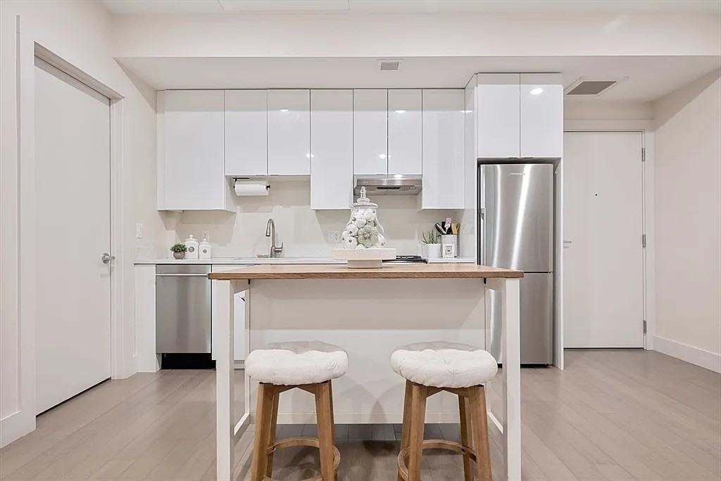 121 Portland St - Photo 4 of 19