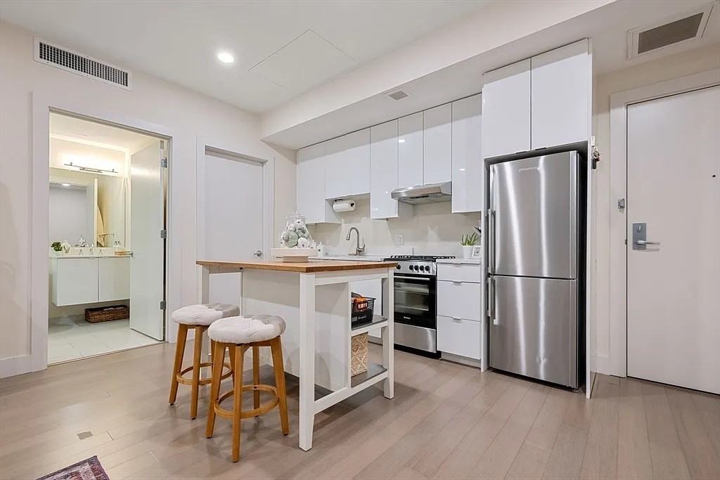 121 Portland St - Photo 5 of 19