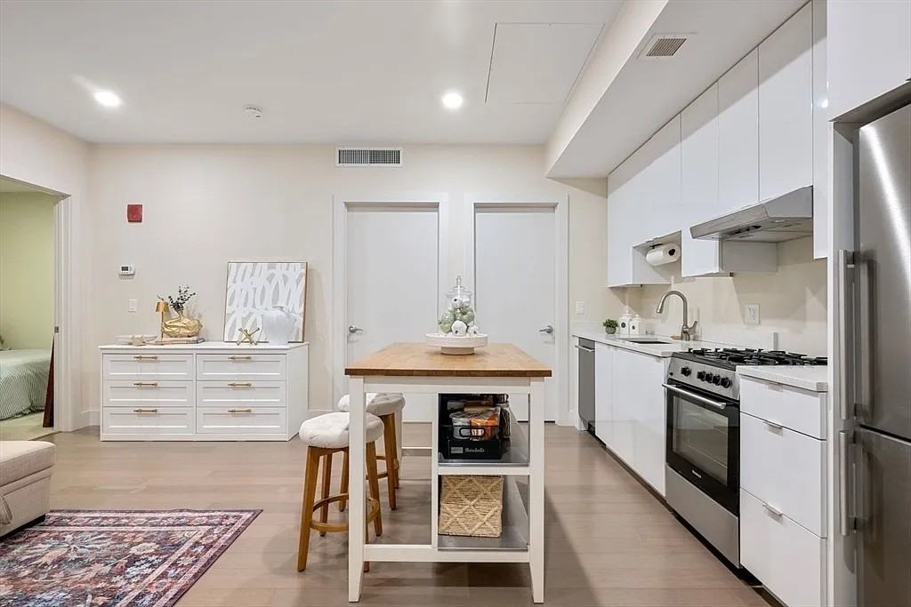 121 Portland St - Photo 6 of 19