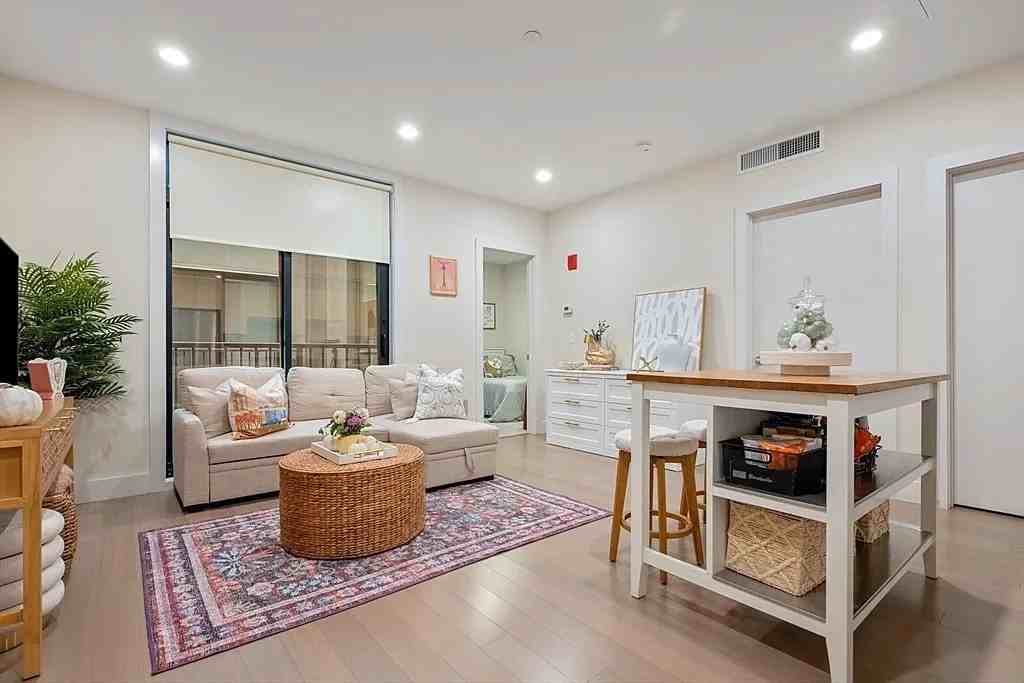 121 Portland St - Photo 7 of 19