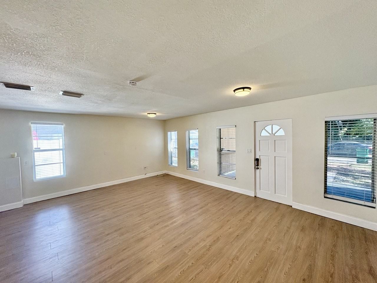 8904 N Hamner Ave - Photo 4 of 26