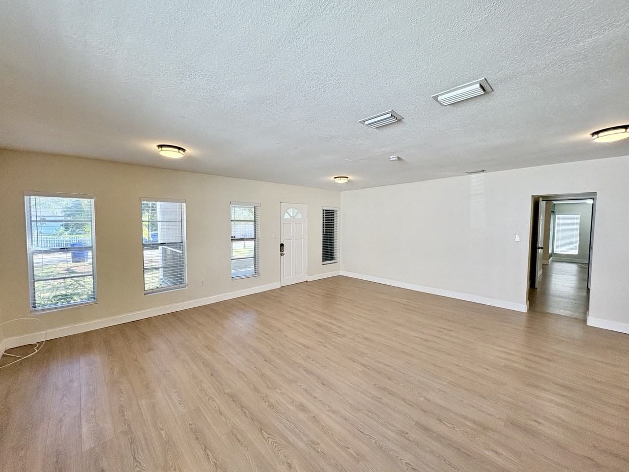 8904 N Hamner Ave - Photo 5 of 26