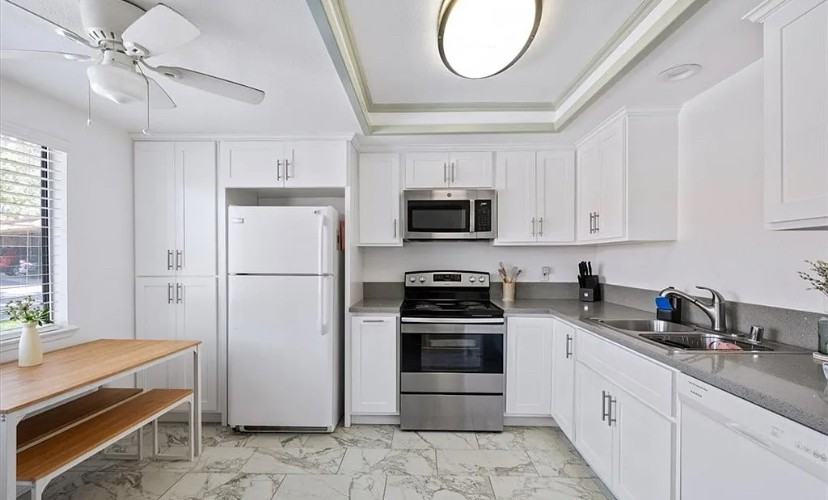 1554 Border Ave - Photo 6 of 11