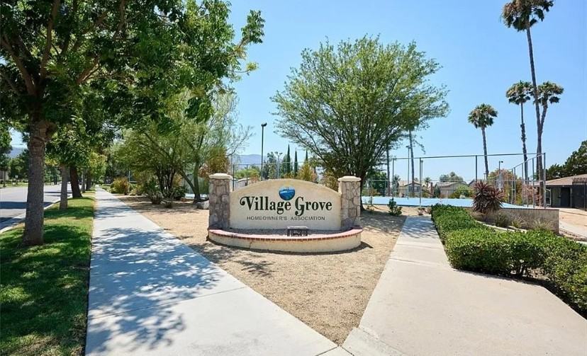 1554 Border Ave - Photo 7 of 11