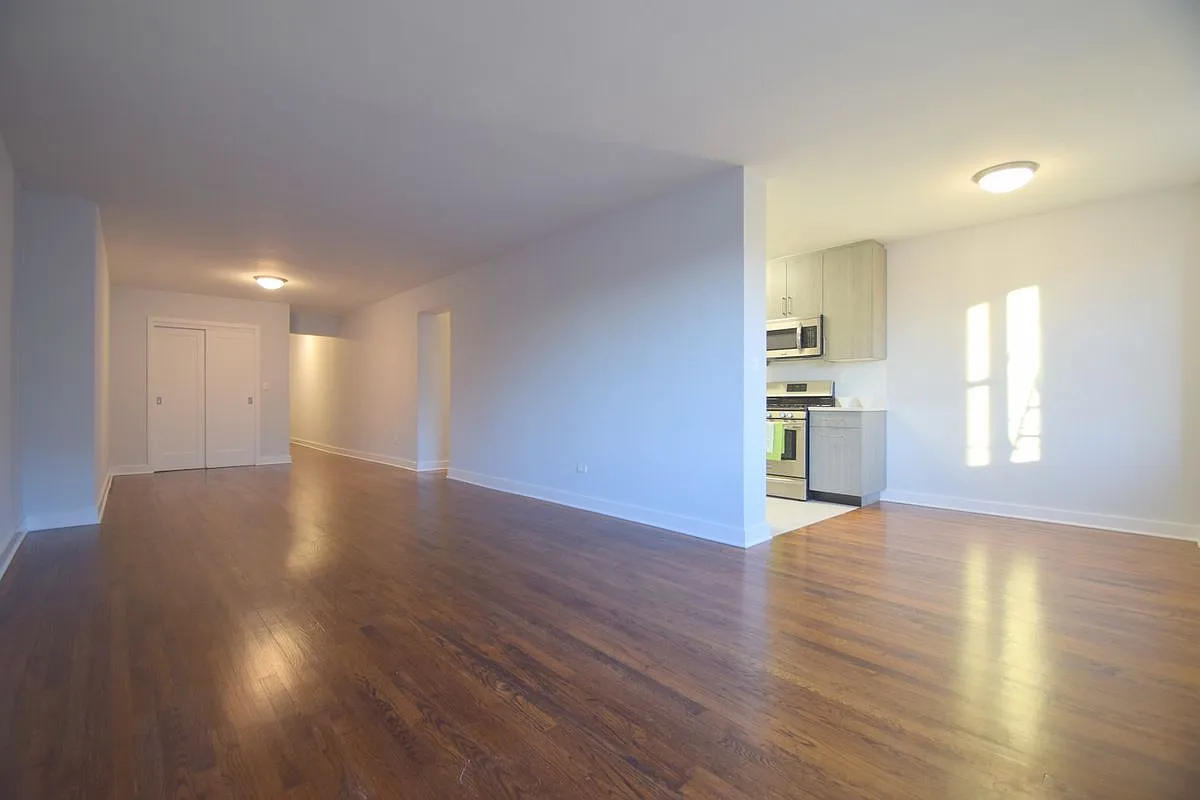 1540 Pelham Pkwy S - Photo 2 of 10