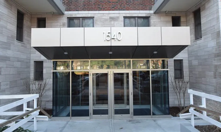 1540 Pelham Pkwy S - Photo 3 of 10