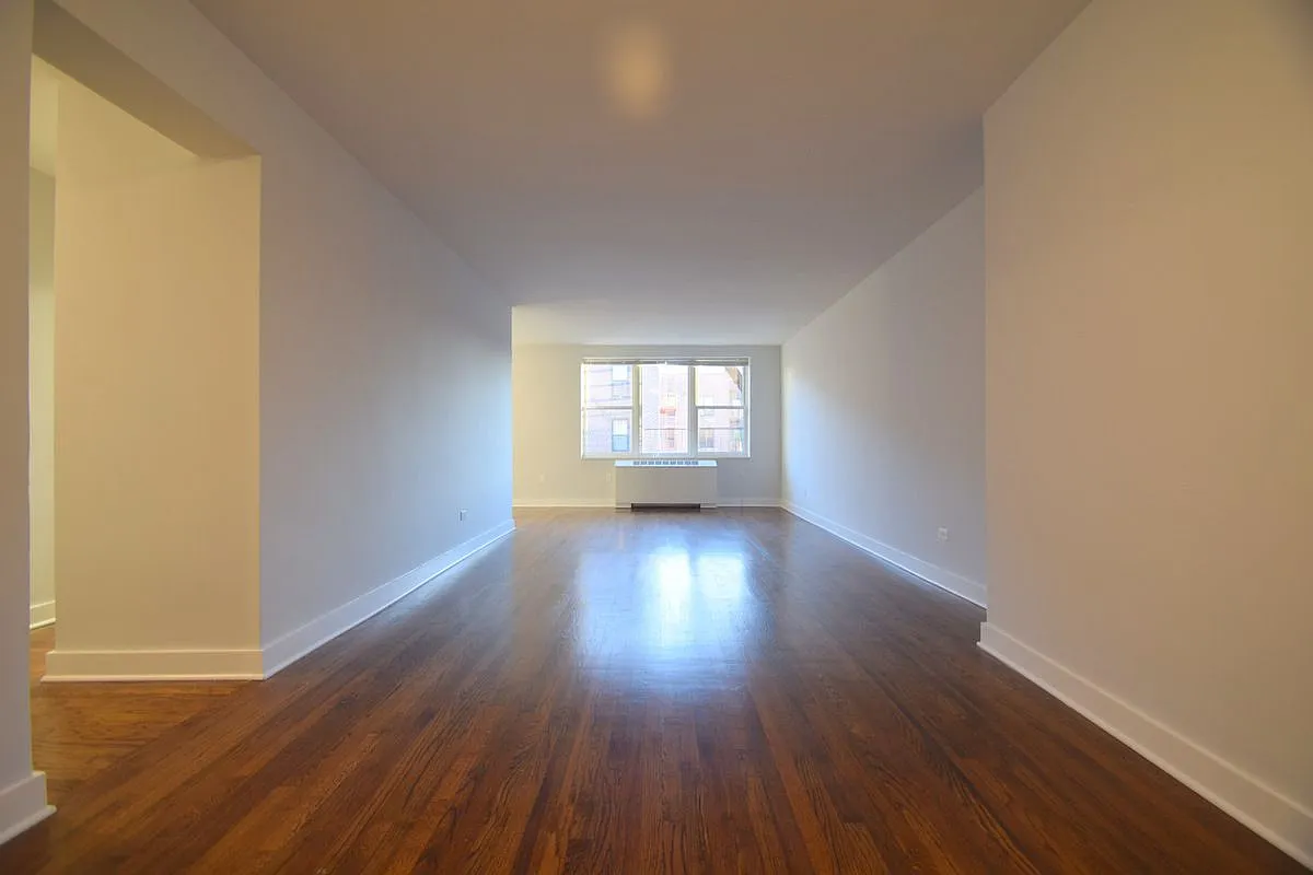 1540 Pelham Pkwy S - Photo 4 of 10