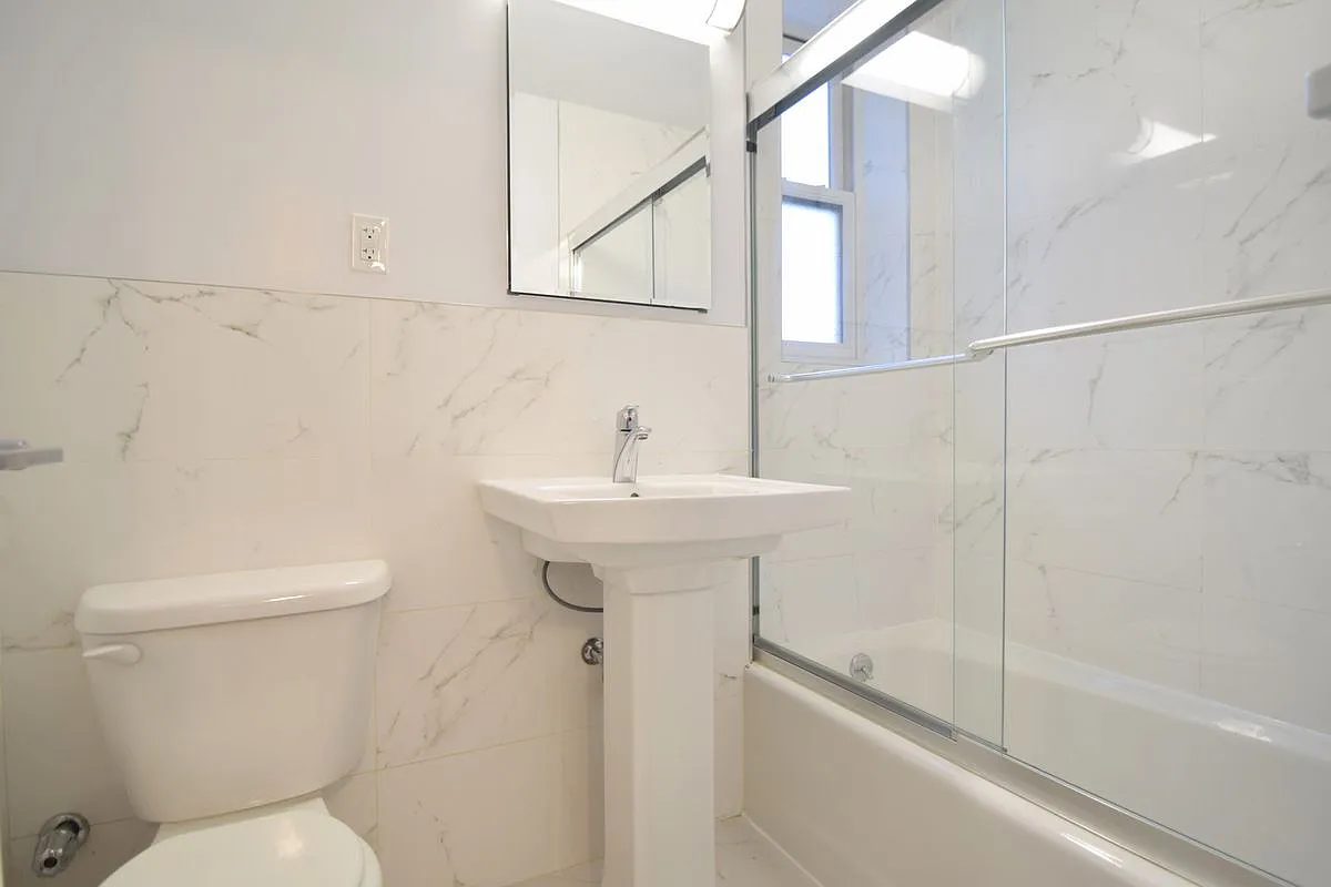 1540 Pelham Pkwy S - Photo 6 of 10