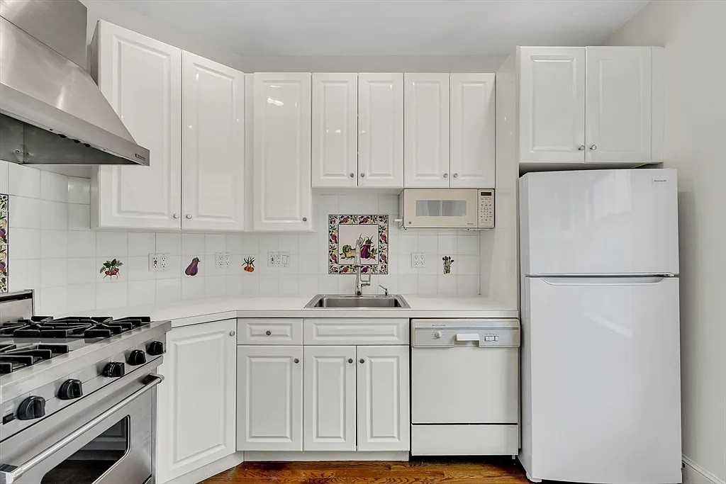 141 Beaconsfield Rd #6 - Photo 7 of 16