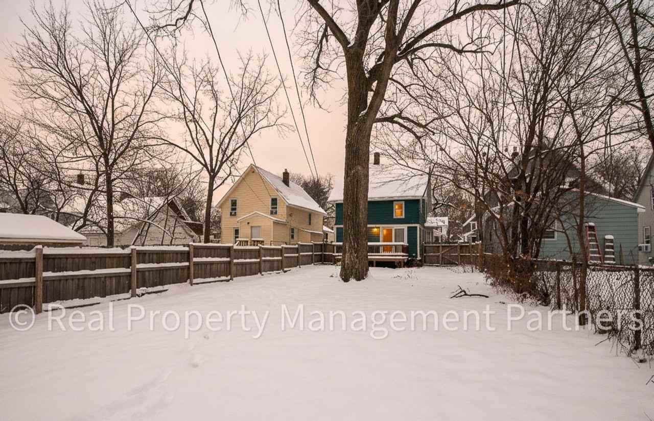 945 Crescent St Ne - Photo 2 of 5