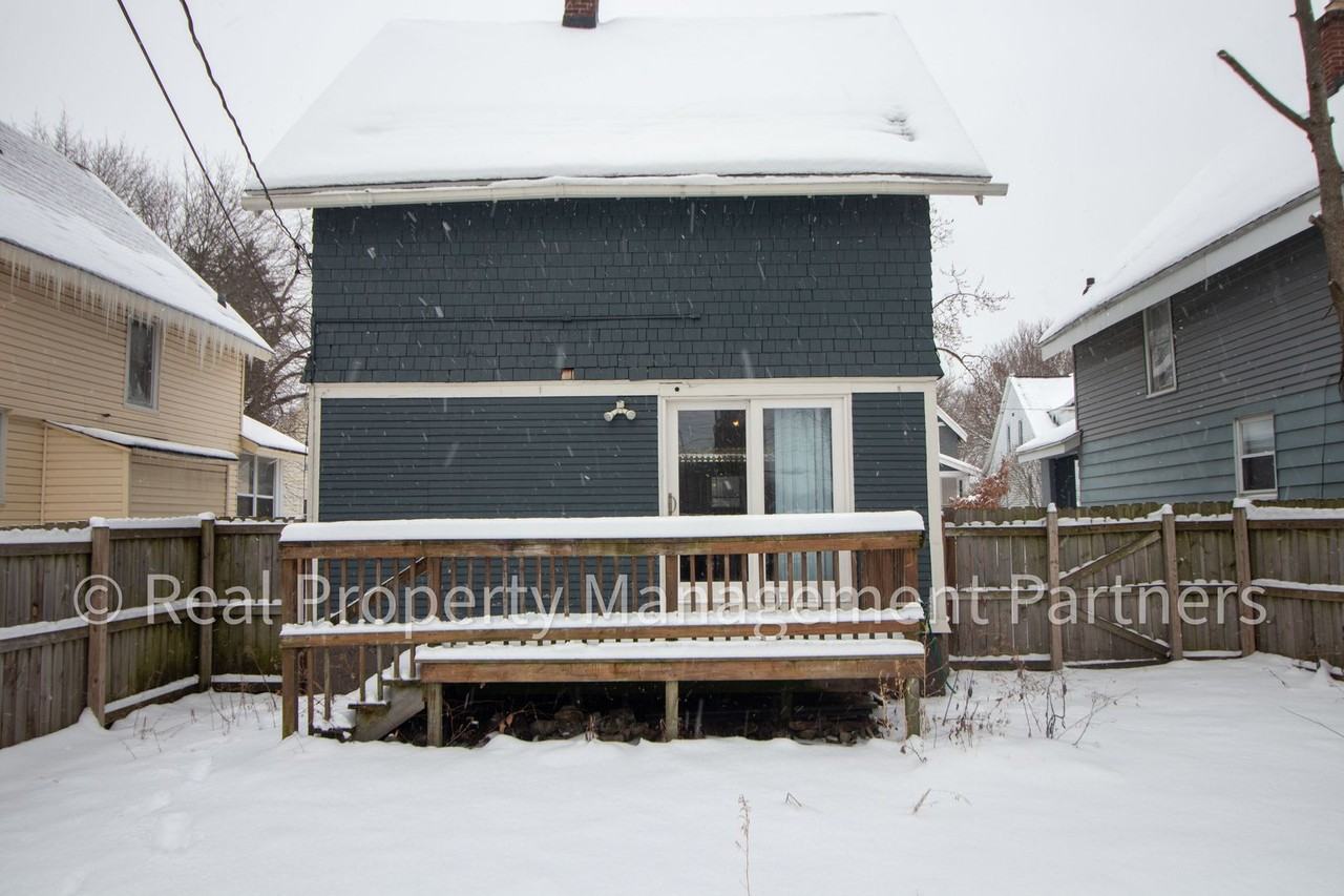 945 Crescent St Ne - Photo 3 of 5