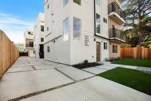 featured image of 828 N Detroit St