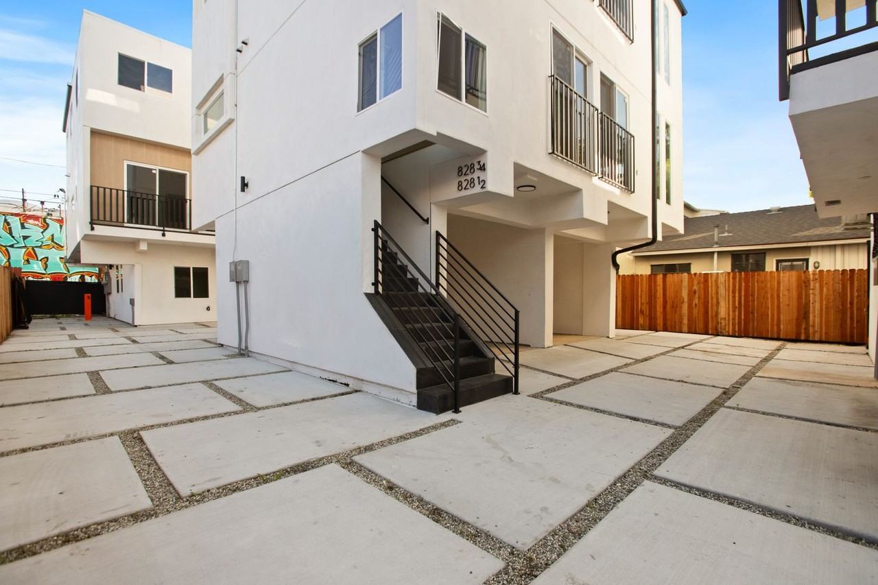 828 N Detroit St - Photo 2 of 50