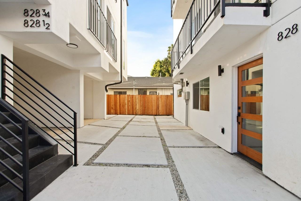 828 N Detroit St - Photo 3 of 50