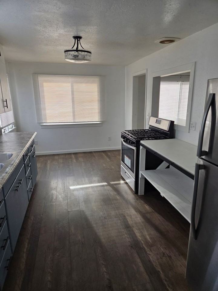 724 3rd St Ne - Photo 4 of 7