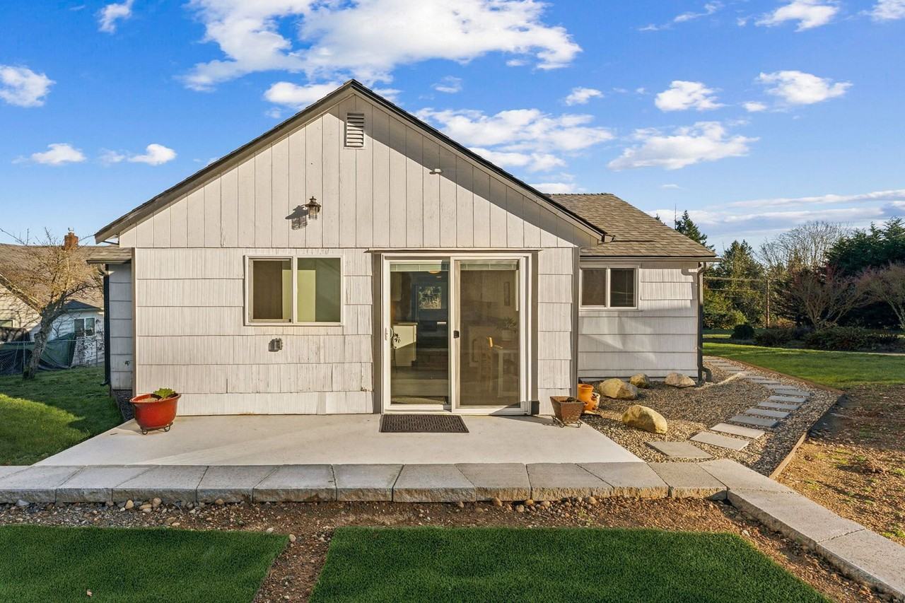 1672 Colchester Dr E - Photo 3 of 25