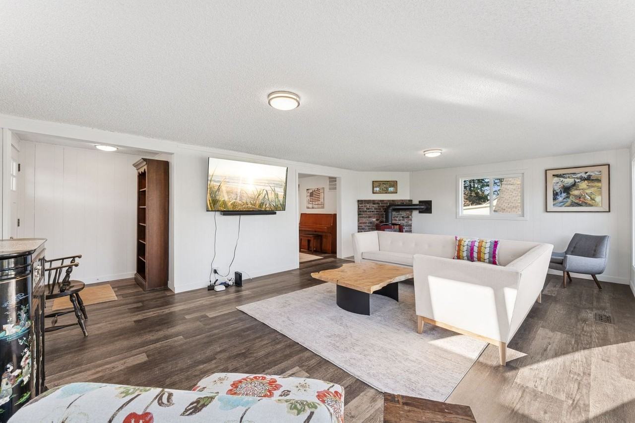 1672 Colchester Dr E - Photo 7 of 25